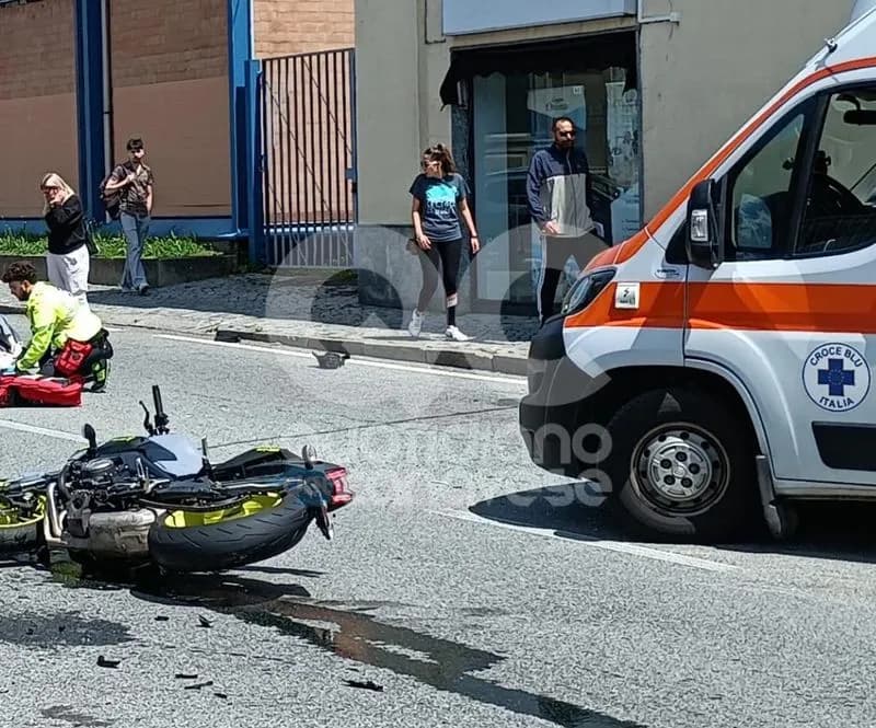 IVREA - Terribile schianto in via Torino, auto contro moto: due centauri feriti