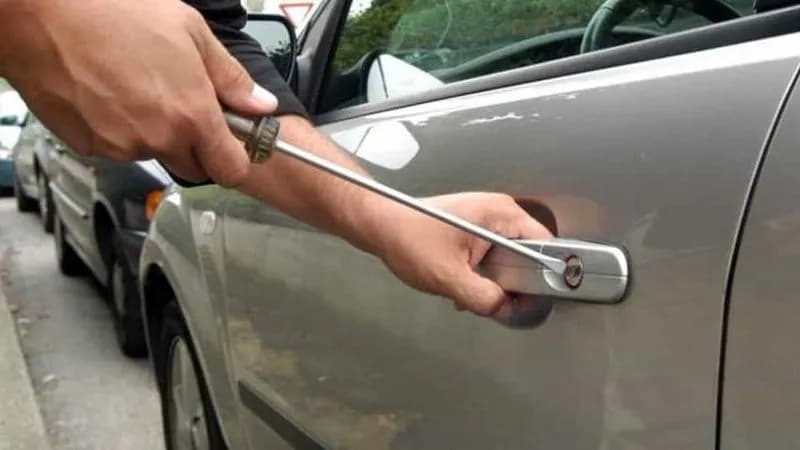 IVREA - Le rubano l'auto che usa per portare il fratello malato alle visite: gara di solidarietà per Katia