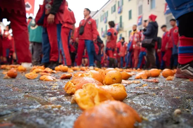 IVREA - Battaglia delle arance, conducente del carro coinvolto in un incidente: non potrà partecipare al carnevale