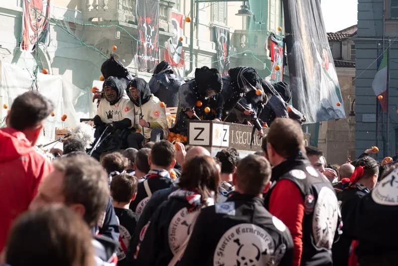 IVREA - Carnevale, 51 i carri da getto ammessi alla battaglia delle arance - FOTO