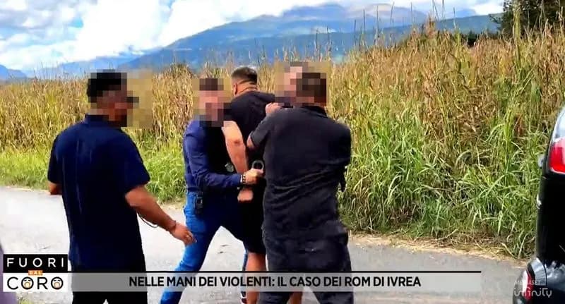 IVREA - L'aggressione dei nomadi alla troupe di Rete 4 nelle immagini di «Fuori dal Coro» - FOTO