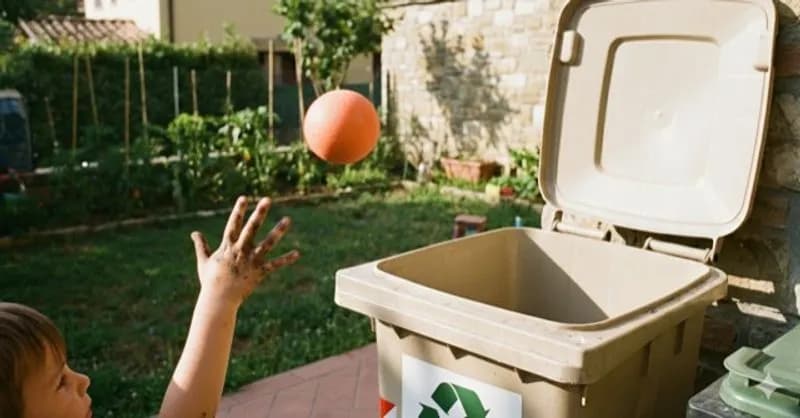 IVREA - Bambini al carnevale, così la battaglia delle arance diventa un'aula a cielo aperto per la raccolta differenziata dei rifiuti