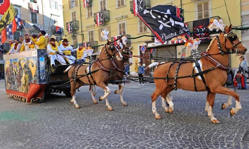 IVREA - Carnevale, oggi alzate degli Abbà e carri da getto