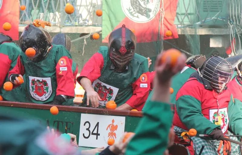IVREA - Carnevale, piano di sicurezza: ecco quattro consigli utili per non farsi male durante la battaglia delle arance - FOTO e VIDEO