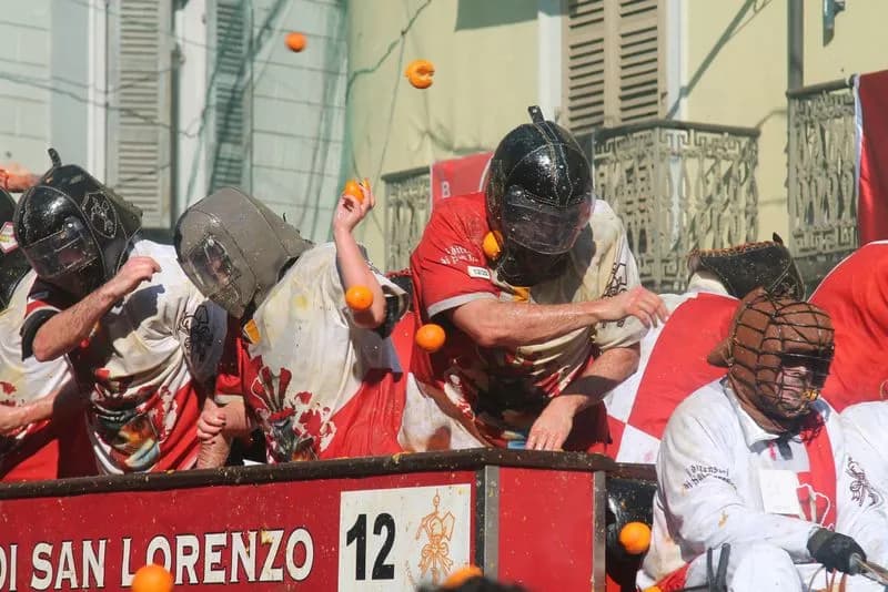 CARNEVALE IVREA - Grande successo per la battaglia delle arance, in migliaia nelle piazze - FOTO e VIDEO