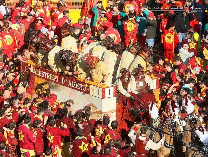 CARNEVALE IVREA - Battaglia delle arance da record: più di 21 mila paganti. 174 gli aranceri contusi, 4 al pronto soccorso - FOTO e VIDEO