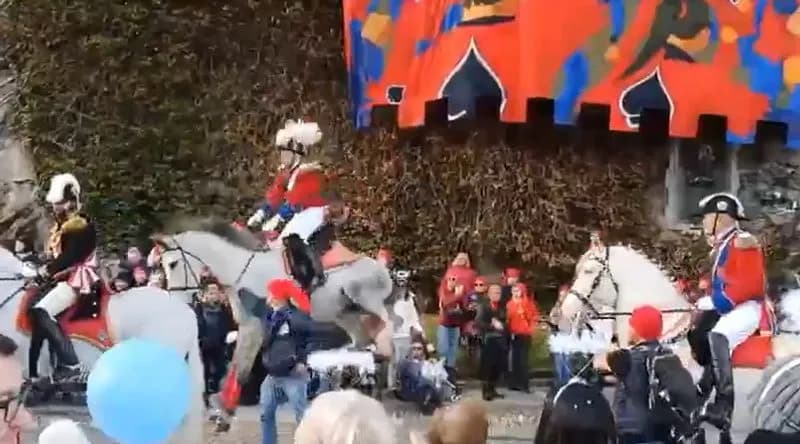 IVREA - Carnevale, l'aiutante del Generale buttato giù dal cavallo: attimi di apprensione durante il corteo - IL VIDEO DELLA CADUTA