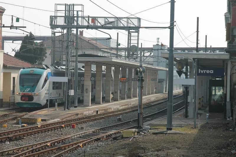 IVREA - Lavori nelle stazioni di Strambino e Montanaro: da lunedì, due mesi senza treni