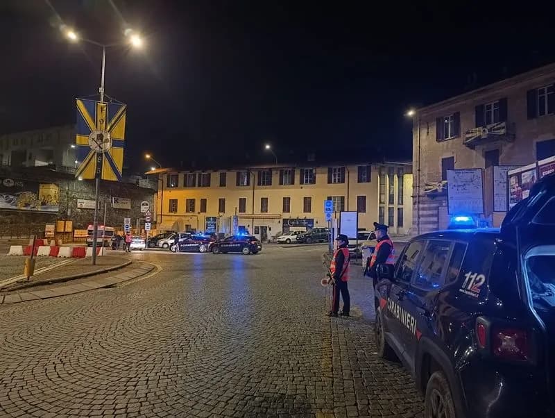 IVREA - Carnevale sicuro, controlli dei carabinieri al giovedì grasso: 7 ragazzi beccati con della droga, 5 ubriachi al volante