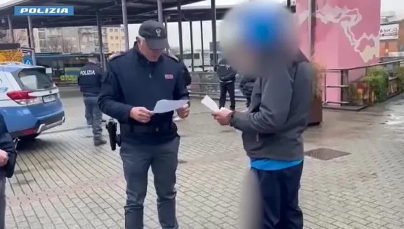 IVREA - Raffica di controlli della polizia, in due minimarket sequestrati 42 chili di alimenti: multe per quasi 30 mila euro