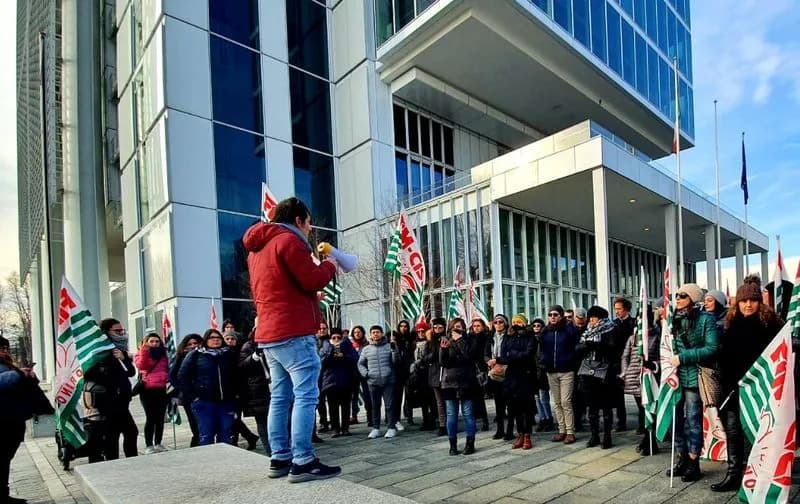 IVREA - Sciopero Konecta e presidio sotto il grattacielo della Regione Piemonte: 700 posti a rischio
