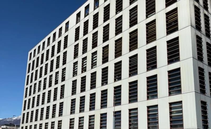 IVREA - Forte vento, danni al tetto del poliambulatorio Asl