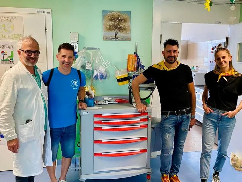 IVREA - I Diavoli aranceri hanno donato un nuovo carrello di emergenza pediatrica all'ospedale cittadino