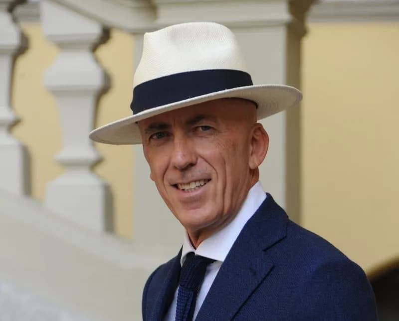 IVREA - Malore fatale mentre nuota in mare: addio al geometra Fabio Lova