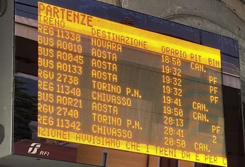 IVREA - La ferrovia per Chivasso e Torino è un disastro, pendolari furenti: «Tutti i giorni disservizi, ritardi e cancellazioni»