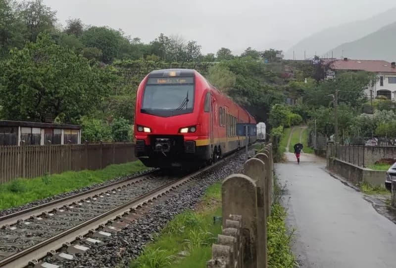 IVREA-CHIVASSO - I disagi sulla linea ferroviaria Ivrea-Torino non mancano mai: ritardi cronici e servizi compromessi