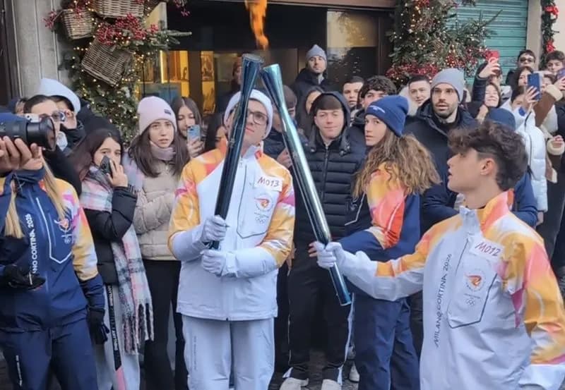 IVREA - La Fiamma Olimpica di Milano-Cortina ha attraversato la città: una mattinata di festa e partecipazione - FOTO