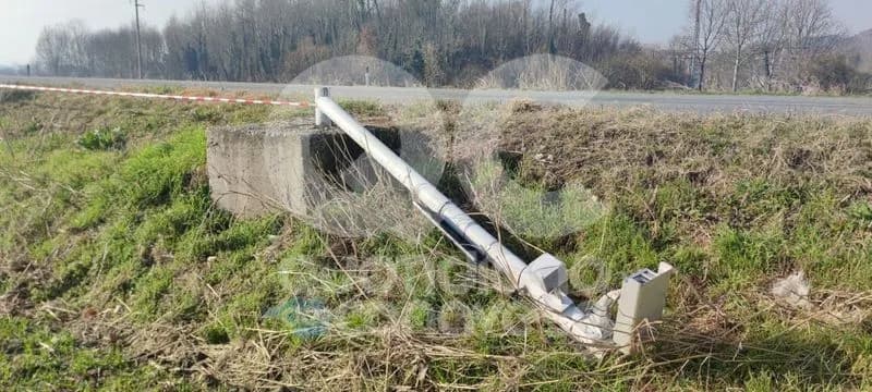 IVREA - Autovelox abbattuti sulla statale 26: «Fleximan» va a processo