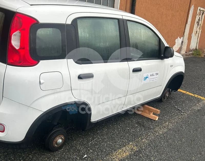 IVREA - Furto nella notte, la Panda dell'Asl resta senza ruote