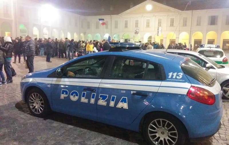 IVREA - Sfonda la vetrina del «Ristoro dei Valletti» poi tenta di colpire un poliziotto con un coccio di vetro: 20enne arrestato