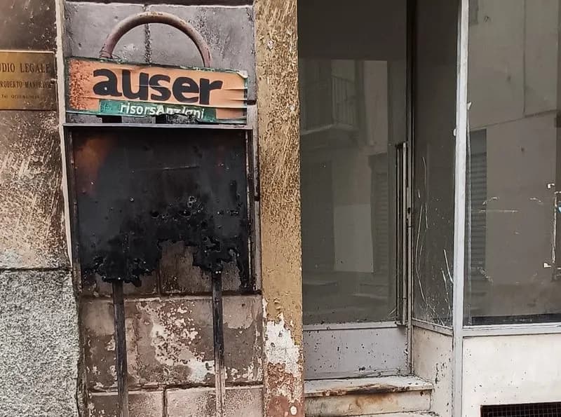 IVREA - Incendio nella notte in via Arduino, bruciata la bacheca dell'Auser: forse è stato un atto doloso