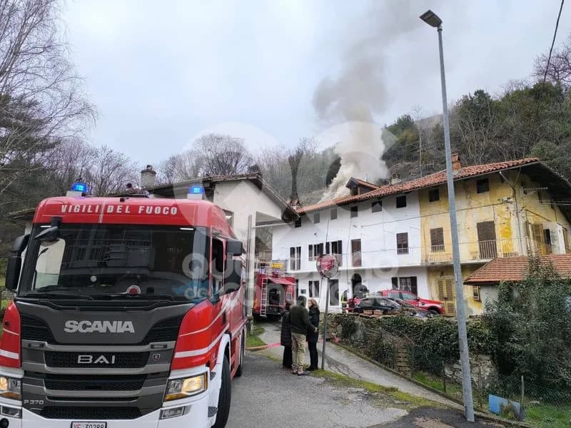IVREA - Incendio mette a rischio una casa: provvidenziale intervento dei vigili del fuoco - FOTO e VIDEO