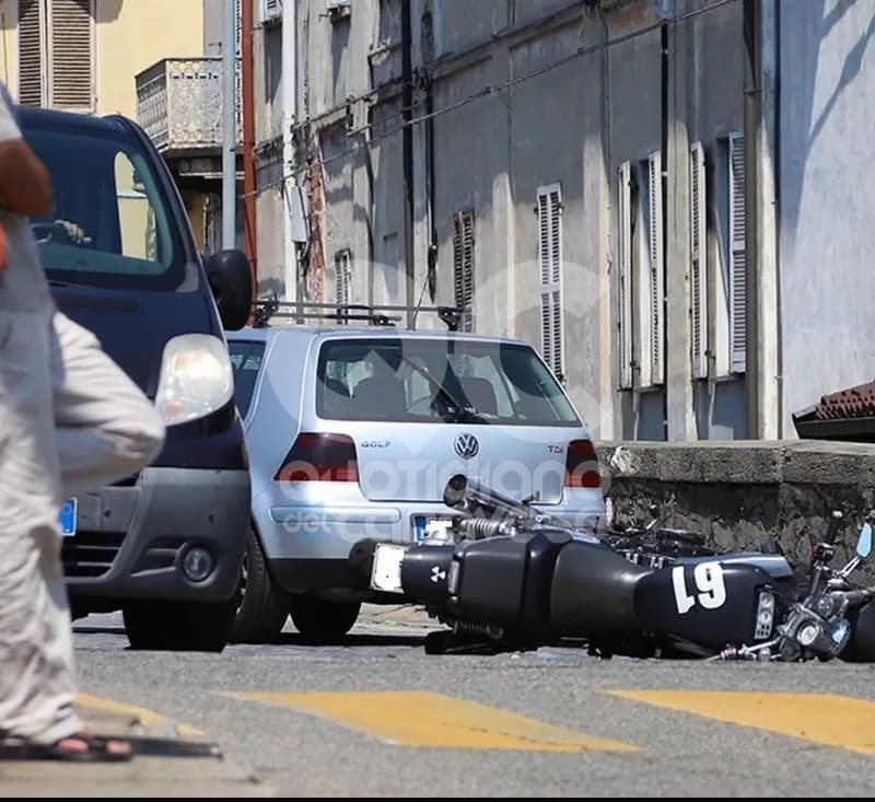 IVREA - Spaventoso incidente in corso Garibaldi: auto contro moto, centauro grave al Cto