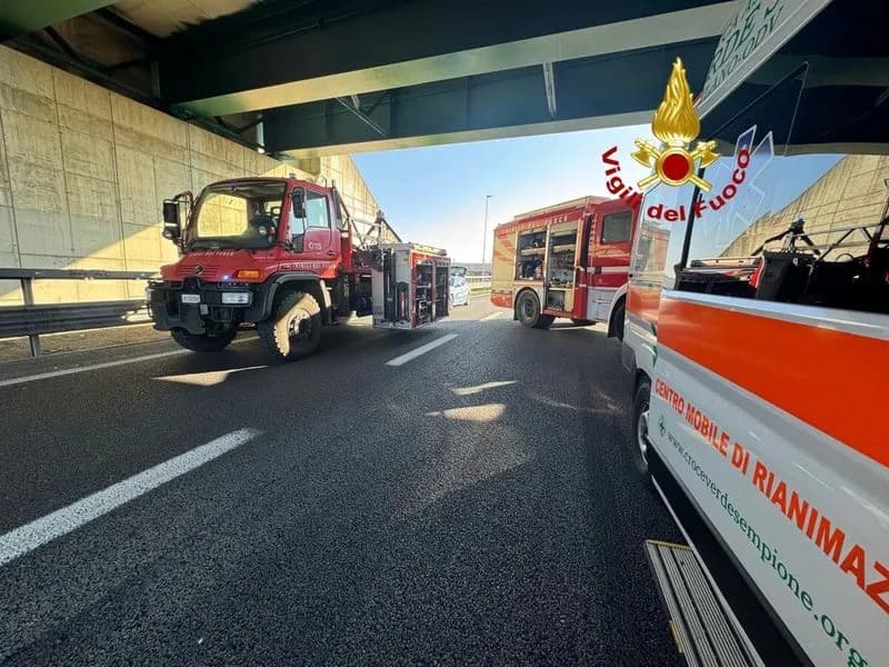 DRAMMA SULL'AUTOSTRADA - Bus della scuola elementare di Ivrea si schianta contro un tir: feriti due bimbi e due insegnanti. Grave l'autista