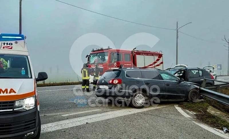 IVREA - Schianto tra due auto in via Casale: due automobilisti feriti trasportati in ospedale