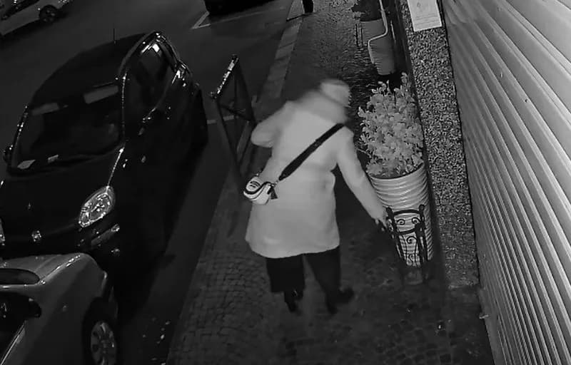 IVREA - Ruba un portaombrelli dalla panetteria di piazza Lamarmora: ripresa dalle telecamere - VIDEO