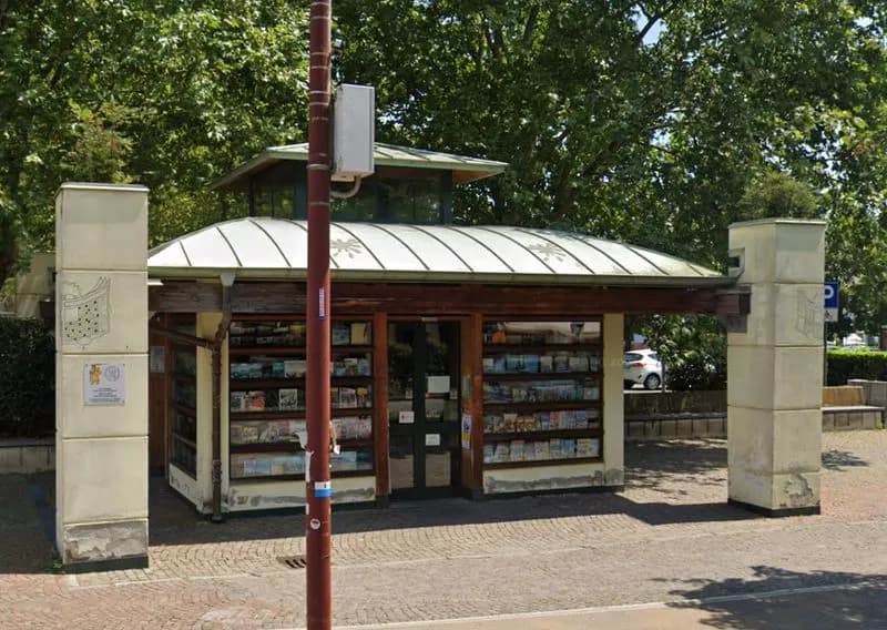 IVREA - Blitz notturno dei ladri in piazza Freguglia: rubati 200 euro dall'edicola