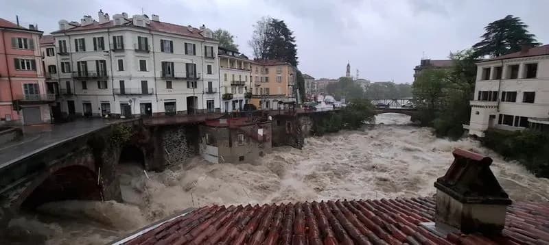 MALTEMPO IN CANAVESE - A Ivrea la Dora in piena fa paura: vari allagamenti in diverse zone della città - FOTO e VIDEO