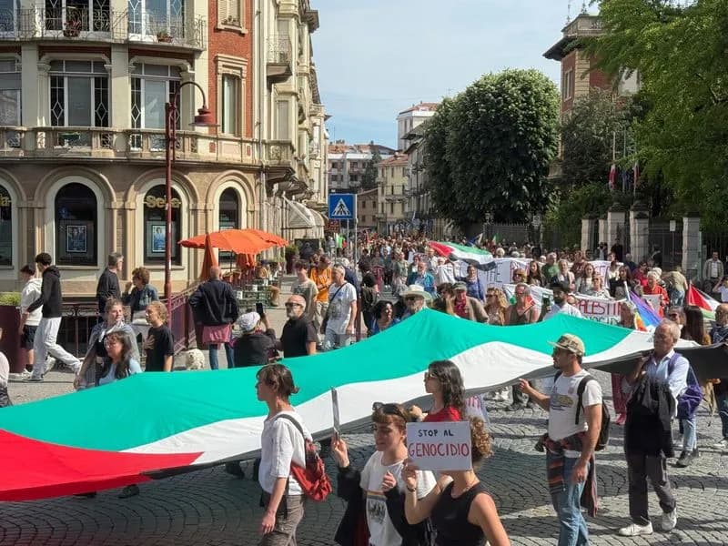 IVREA - Tanta gente in piazza alla manifestazione per la Palestina: «Contro ogni genocidio di ieri e di oggi» - FOTO