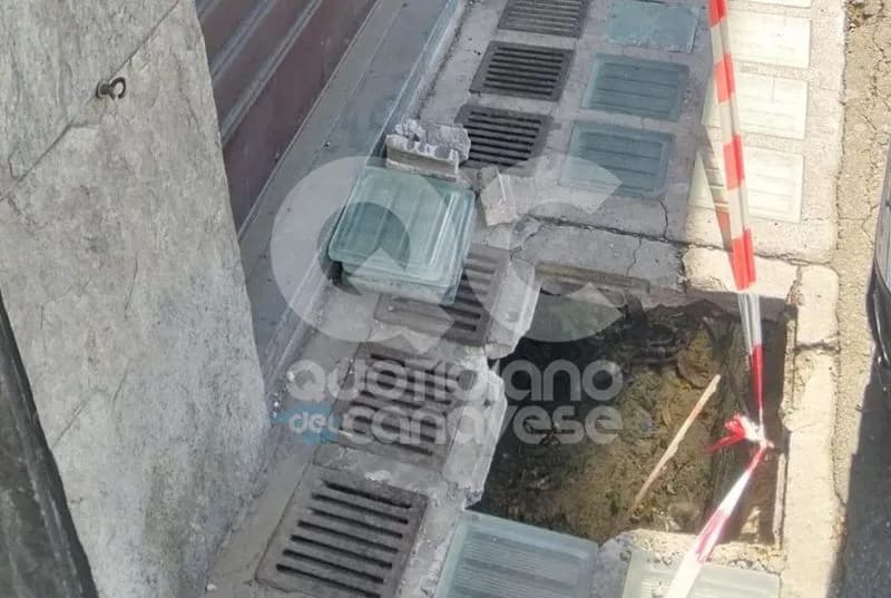 IVREA - Cede il marciapiede in via Torino, donna incastrata nel buco: è stata trasportata in ospedale