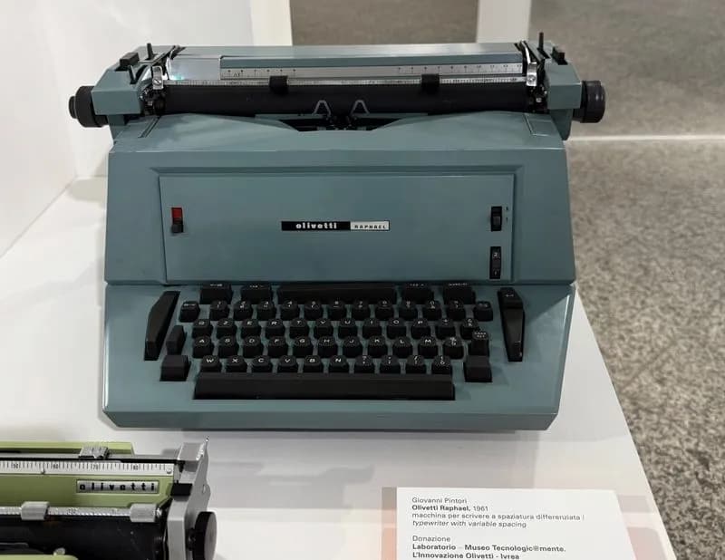 IVREA - Alla mostra su Giovanni Pintori anche una «Raphael Olivetti» originale donata dal Laboratorio Museo Tecnologic@mente