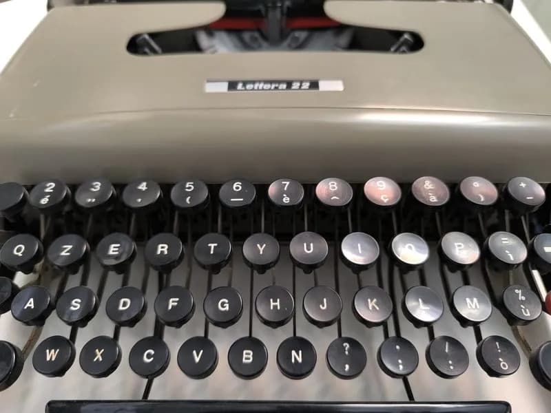 A SCUOLA CON LA MACCHINA PER SCRIVERE OLIVETTI - Un ritorno al passato: addio a tablet e pc per un apprendimento più efficace