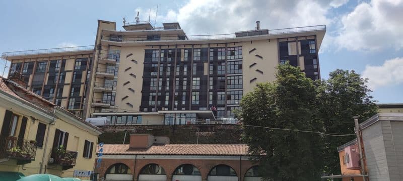 IVREA - Chirurgia innovativa in ospedale: paziente operata da sveglia e senza cicatrici