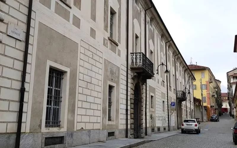 IVREA - Restyling di palazzo Giusiana: «Nessun rischio sui finanziamenti, nel 2026 sarà restituito alla collettività»