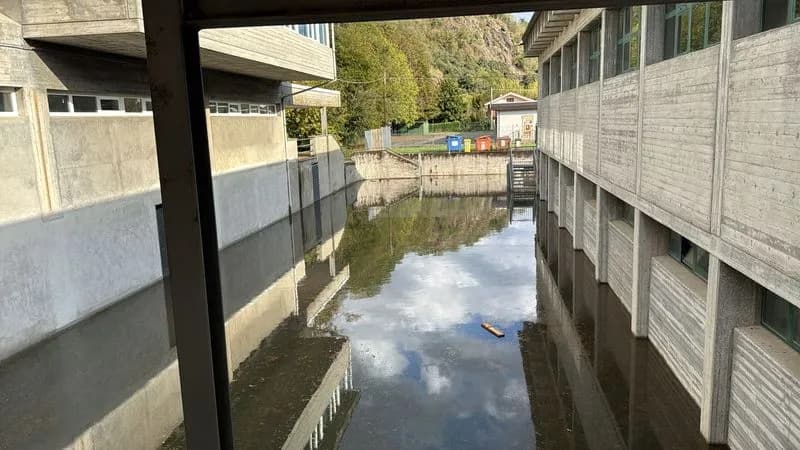 IVREA - La palestra della scuola media Falcone si allaga (quasi) ad ogni pioggia ma non ci sono soldi per i lavori