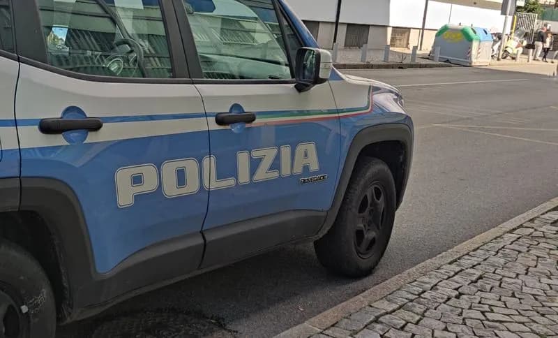 IVREA - Rapinano il Lidl, picchiano la guardia e spruzzano spray urticante contro i clienti: indaga la polizia