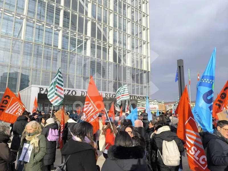 IVREA - Konecta chiude: manifestazione dei lavoratori sotto il grattacielo della Regione Piemonte - FOTO e VIDEO