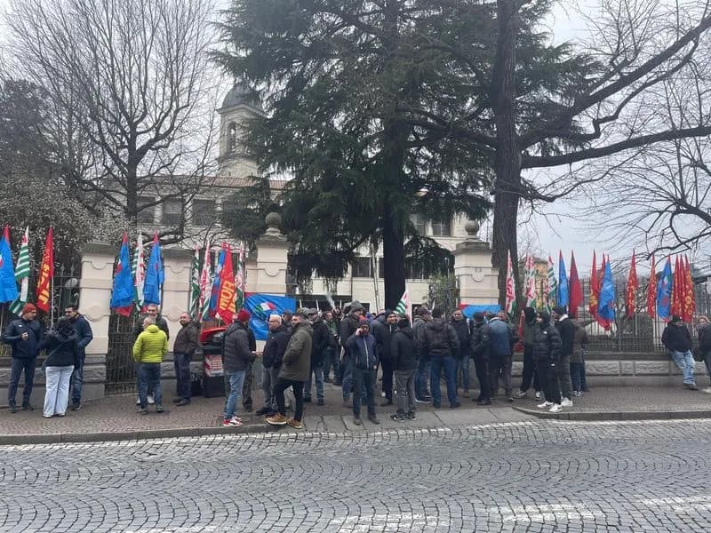 IVREA - Lavoratori delle aziende del Canavese manifestano per il contratto davanti alla sede di Confindustria