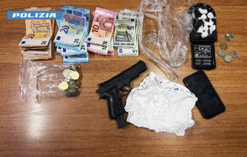 IVREA - Ha solo 15 anni ma già spaccia cocaina e crack: arrestato dalla polizia