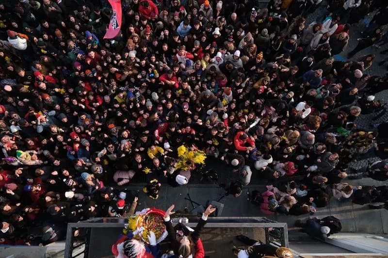 CARNEVALE IVREA - La terzultima domenica ha acceso la città e ha preparato il cuore della festa - FOTO
