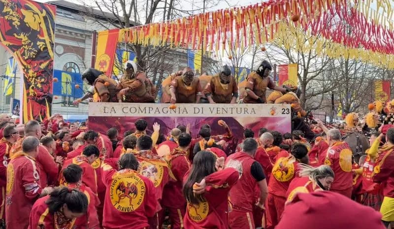 CARNEVALE IVREA - Trionfo dei Diavoli, proprio come aveva previsto l'intelligenza artificiale...