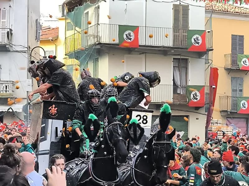 CARNEVALE IVREA - Festa per 40 mila: 138 contusi (di cui 17 finiti in ospedale) durante la battaglia delle arance - FOTO e VIDEO