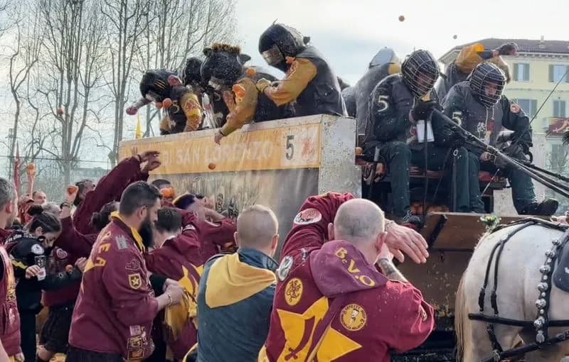 CARNEVALE IVREA - 20 mila paganti per la Battaglia delle Arance - FOTO e VIDEO