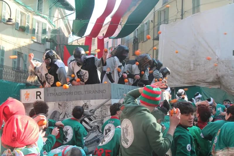 CARNEVALE IVREA - Battaglia delle arance, 25 mila in piazza di lunedì: in aumento i feriti - FOTO e VIDEO