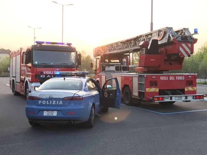 IVREA - Rischia di cadere in Dora dopo un litigio con il compagno, salvata dagli agenti della polizia
