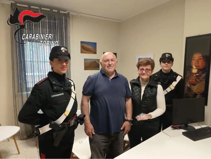 IVREA - Truffe, rapine e furti nelle case: i carabinieri restituiscono gioielli e oro ai derubati - VIDEO